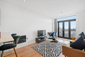 uma sala de estar com um sofá e cadeiras e uma lareira em Retreat: Seaside Bliss In Ramsgate em Kent