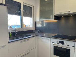 Kuchyň nebo kuchyňský kout v ubytování MARQUINA - Apartamento con fantásticas vistas al mar