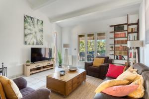 a living room with two couches and a tv at SmartStay - Hyeres villa vue mer in Hyères