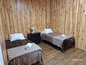 2 camas en una habitación con paredes de madera en Coffee&Bed Tenerife Dreams en Santa Cruz de Tenerife