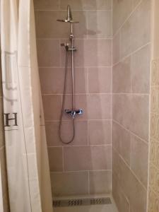 La salle de bains est pourvue d'une douche avec rideau de douche. dans l'établissement Au coeur des Angles, aux Angles
