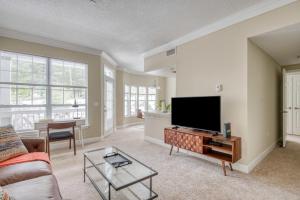 Blueground Waltham gym wd nr groceries BOS-1025 في والثام: غرفة معيشة مع أريكة وتلفزيون