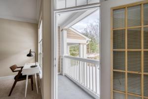 Blueground Waltham gym wd nr groceries BOS-1025 في والثام: غرفة مع شرفة مع مكتب ونافذة