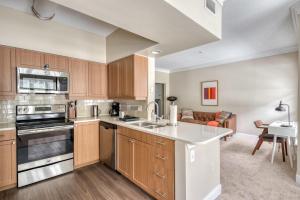 Blueground Waltham gym wd nr groceries BOS-1025 في والثام: مطبخ مع دواليب خشبية وغرفة معيشة