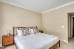 Blueground Waltham gym wd nr groceries BOS-1025 في والثام: غرفة نوم بسرير كبير وخزانة خشبية