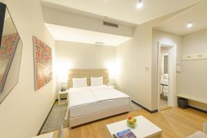 Postel nebo postele na pokoji v ubytování Lanterna Rooms City Center + 33 fotografií