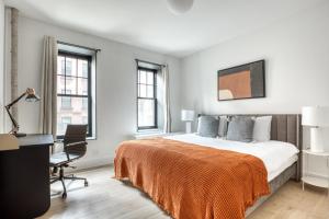 Giường trong phòng chung tại Brooklyn Heights 2br w elevator wd NYC-1066