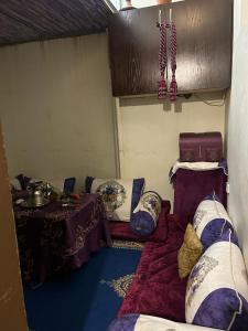 ein Zimmer mit einem Sofa und einem Tisch darin in der Unterkunft Très belle appartement agadir in Agadir