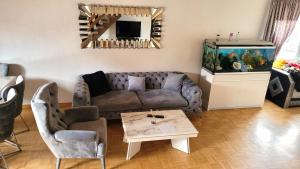 a living room with a couch and a fish tank at Sehr gemütliches und gepflegtes Zimmer 8 Km von Bern-City in Köniz