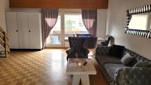 uma sala de estar com um sofá e uma mesa de centro em Sehr gemütliches und gepflegtes Zimmer 8 Km von Bern-City em Köniz