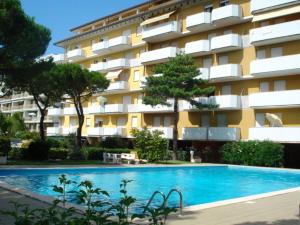 ein Schwimmbad vor einem Gebäude in der Unterkunft A few steps from the beach in Porto Santa Margherita