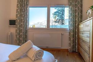 1 dormitorio con cama y ventana grande en Reflet du Veyrier 4 étoiles - Proche lac & Vieille Ville, Garage privé, Secteur recherché, en Annecy
