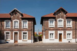 dos edificios de ladrillo con techos rojos en una calle en Bruay la B appart 4 p, en Bruay-la-Buissiere