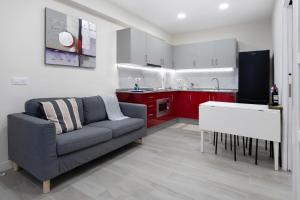 un soggiorno con divano e una cucina di Apartamento en Casa telmo a Santa Cruz de la Palma