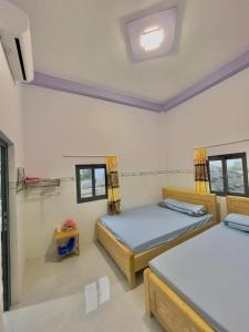 a bedroom with two beds in a room at Homestay Hoàng Phúc in Cu Lao Thu +79 photos