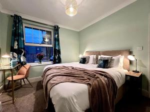 een slaapkamer met een groot bed en een raam bij The Lily•Central Beeston•Private Apartment•SmartTV•Free Wi-Fi•Tram• in Nottingham