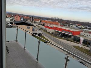 uma vista para uma cidade com uma rua e uma estrada em Apartma Elton em Gornja Radgona
