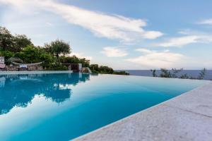 uma piscina com vista para o oceano em Villa Ionia with pool and sea view em Gaios