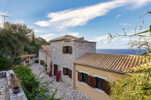 uma casa com vista para o oceano em Villa Ionia with pool and sea view em Gaios