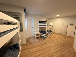 een kleine kamer met stapelbedden en houten vloeren bij Alquilaencanarias El Faro Beach in El Médano
