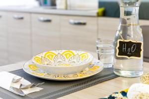 uma mesa com uma tigela e uma garrafa de água em San Felice Residence em Bolonha