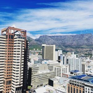 uma vista para uma cidade com montanhas ao fundo em Urban Elephant 16 On Bree na Cidade do Cabo