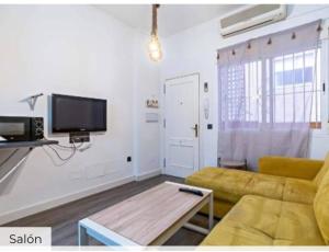a living room with a couch and a tv at Apartamento Mar in Aguadulce