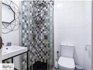 uma casa de banho com um chuveiro, um WC e um lavatório. em Apartamento Mar em Aguadulce