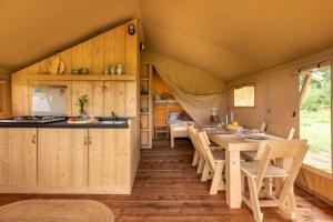 A kitchen or kitchenette at Il Castagno Toscana Glamping