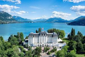 una vista aérea de un edificio con un lago en RAYAN 4 étoiles - Proche Lac & Vieille Ville, Garage Privé, Secteur recherché en Annecy