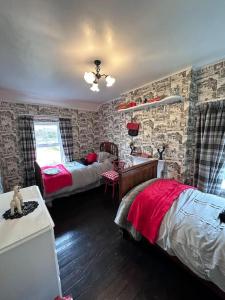 um quarto com duas camas e um quarto com paredes de tijolos em Memory Lane Farmhouse Carlingford em Lubhaidh
