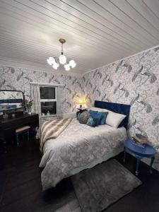 1 dormitorio con cama y piano en Memory Lane Farmhouse Carlingford, en Lubhaidh