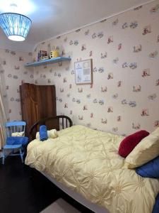 um quarto com uma cama e uma cadeira num quarto em Memory Lane Farmhouse Carlingford em Lubhaidh