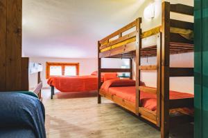 Pokój z łóżkiem piętrowym i 2 łóżkami piętrowymi w obiekcie Oasi del Relax w mieście Costa Rei