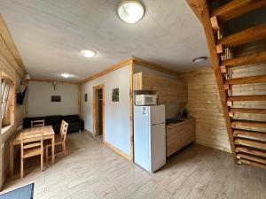 Η κουζίνα ή μικρή κουζίνα στο Domki Pszczółka