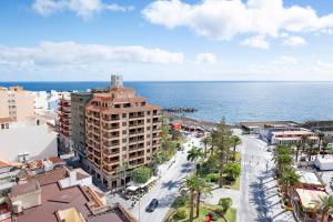 eine Luftansicht auf eine Stadt und das Meer in der Unterkunft Apartamento en Casa telmo in Santa Cruz de la Palma