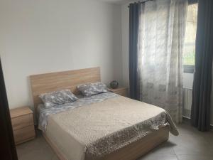 1 dormitorio con cama y ventana en Résidence Djenane malik en Argel