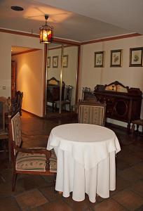 a dining room with a white table and chairs at Hotel Restaurante Seto in Motilla del Palancar
