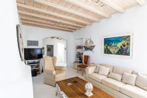 sala de estar con sofá y mesa en Sea View Villa in Ornos en Ornos