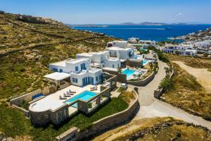 奧諾斯的住宿－Sea View Villa in Ornos，享有带游泳池的别墅的空中景致
