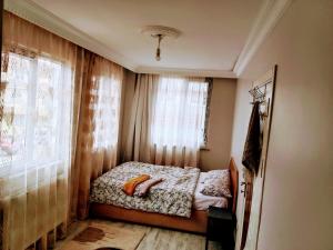 Habitación pequeña con cama y ventana en Villa closest to Istanbul airport en Arnavutköy