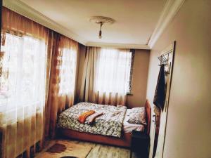 um pequeno quarto com uma cama e uma janela em Villa closest to Istanbul airport em Arnavutköy