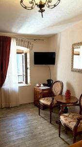 Televisyen dan/atau pusat hiburan di Hotel Monte Cristo