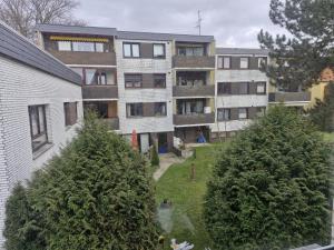 um prédio de apartamentos com árvores em frente em Ferienwohnung Hellmann em Bad Nenndorf