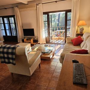 Apartamento Parque Gredos في آريناس دي سان بيدرو: غرفة معيشة مع أريكة وطاولة