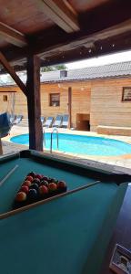 Holiday Home Ico في Tounj: طاولة بلياردو عليها كرات بجانب مسبح