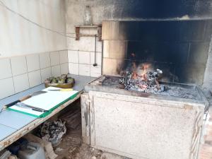 cocina con fogones y chimenea en Villa Serroni, en Mazara del Vallo