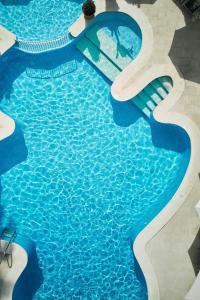 una piscina en un hotel con un delfín en el agua en Prinsotel Mal Pas en Alcudia