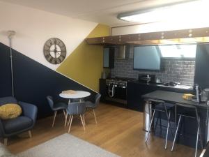uma cozinha com mesa e cadeiras num quarto em Toothbrush Apartments - Central Ipswich - Lloyds Avenue em Ipswich
