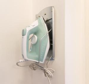 Ein blaues Telefon hängt an einer Wand in der Unterkunft Tolstov Apartments - Monteurwohnungen - 2 Schlafzimmer - Küche - Balkon - Waschmaschine - 25 Min zur Messe DUS in Heiligenhaus